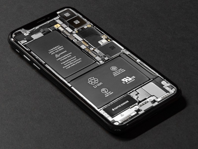 Replaceable or removable battery in smartphone